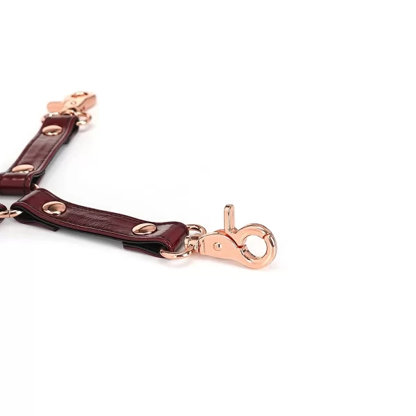 »BDSM Hogtie Connector Wine Red« Aus Leder Von »LiebeSeele« 4
